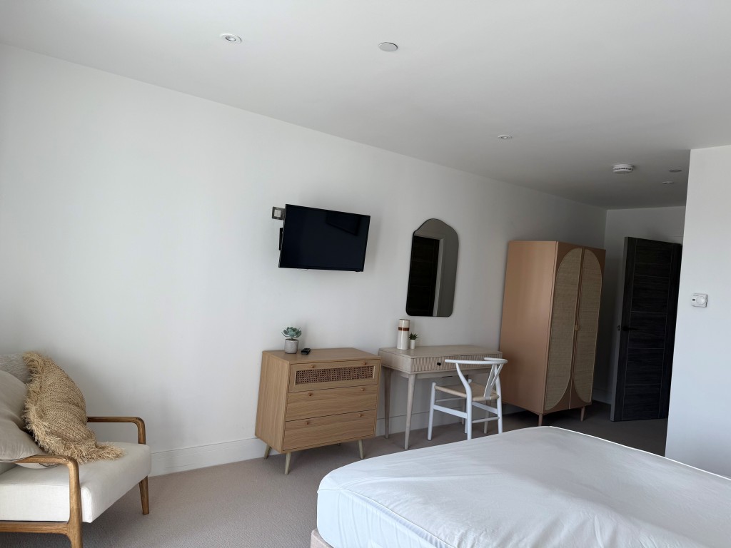 Lot: 132 - SPACIOUS TWO-BEDROOM APARTMENT WITH STUNNING SEA VIEWS AND PARKING - Second double bedroom